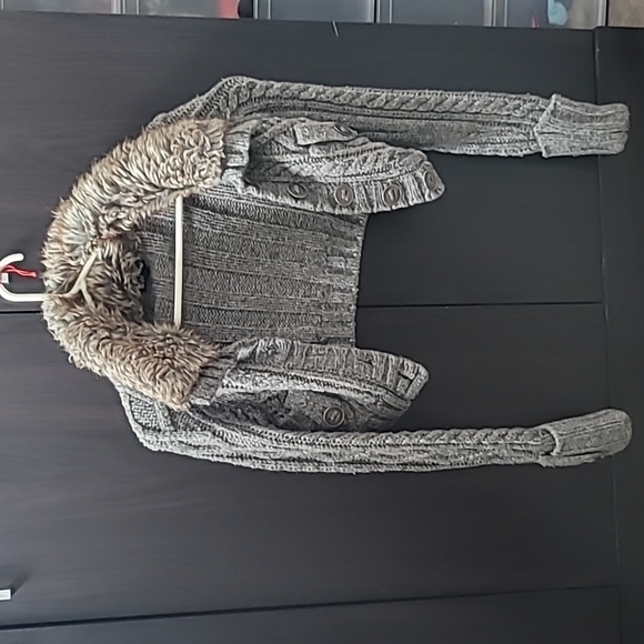 Long sleeve cropped fur rimmed sweater - Picture 1 of 5